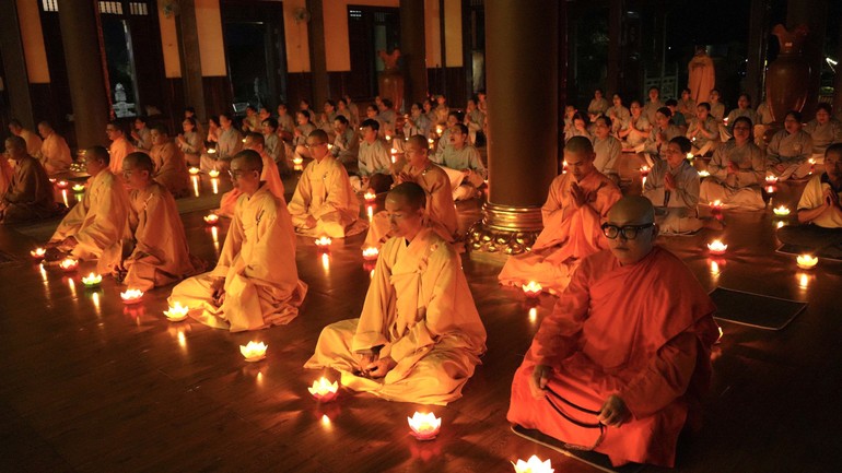 Chư Tăng, Phật tử thành kính thắp nến tưởng niệm Tổng Bí thư Nguyễn Phú Trọng