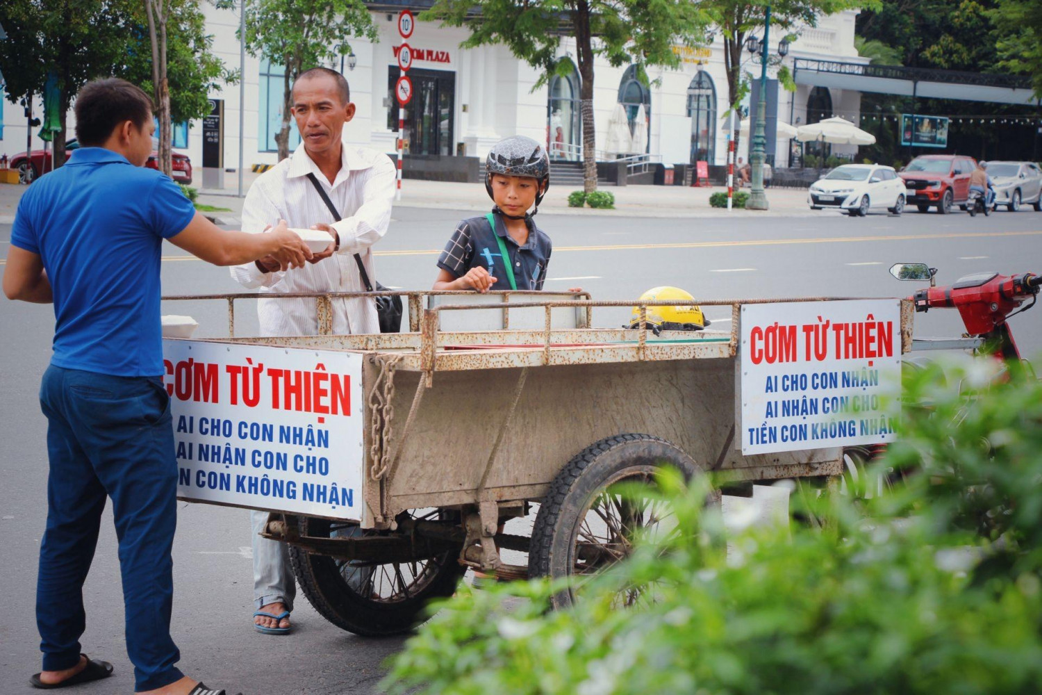 Chuyện ông bố đơn thân Tây Ninh đi khắp phố phường phát cơm từ thiện cho người khốn khó