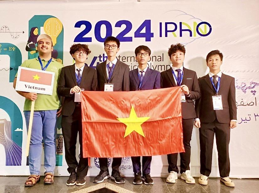 Tự hào: 5/5 học sinh Việt Nam tham dự Olympic Vật lý quốc tế 2024 dành huy chương