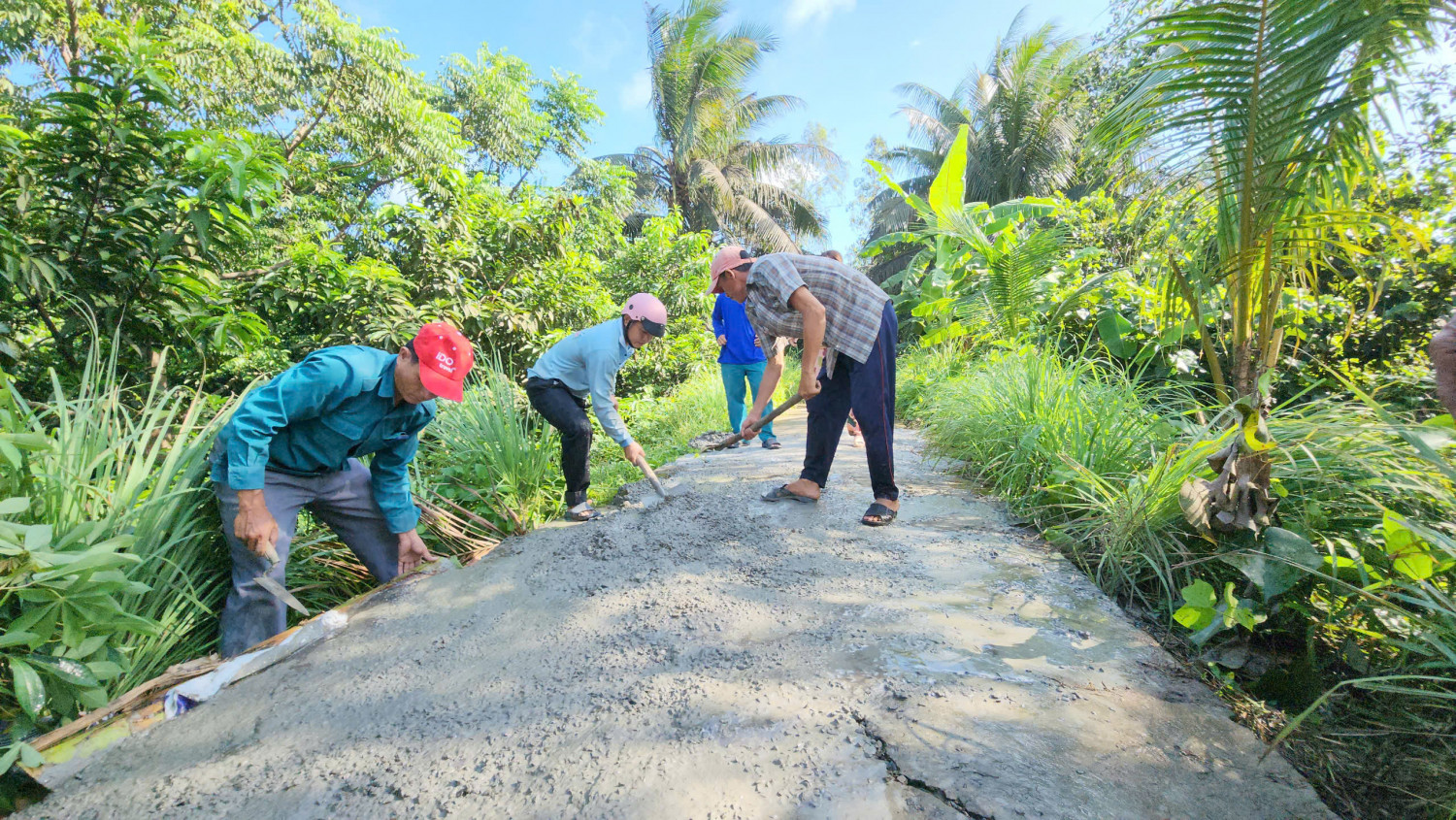 Biệt đội vá đường đặc biệt ở thành phố Ngã Bảy, tỉnh Hậu Giang.