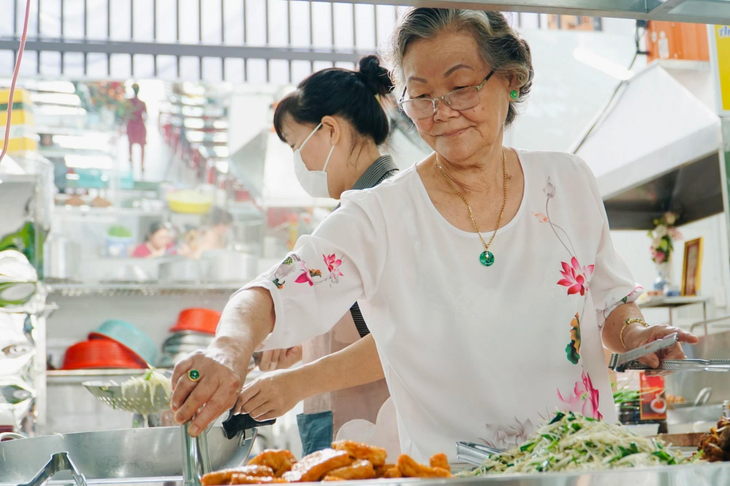 Ấm lòng một gia đình ở Bình Dương chi tiền tỷ mở quán cơm miễn phí