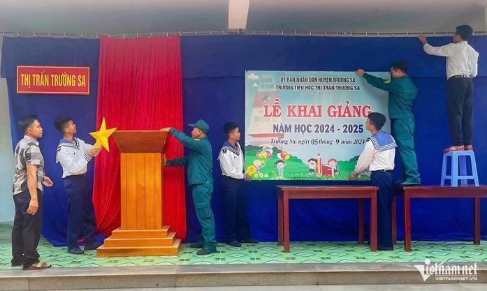 Các lực lượng trên đảo Trường Sa chuẩn bị lễ khai giảng năm học 2024-2025.