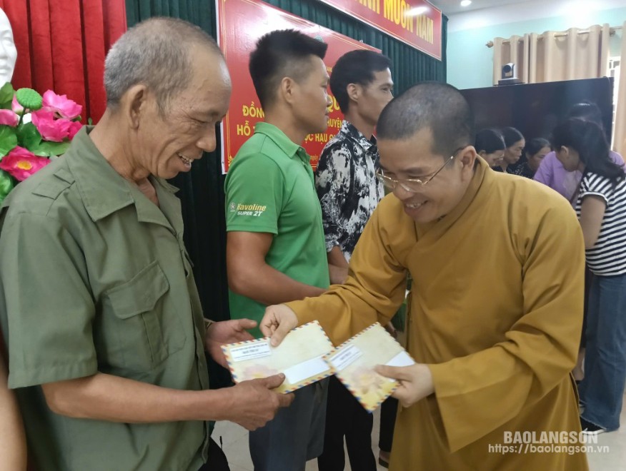 Ban Trị sự Giáo hội Phật giáo tỉnh Lạng Sơn trao quà cho người dân Tràng Định bị ảnh hưởng bão lũ