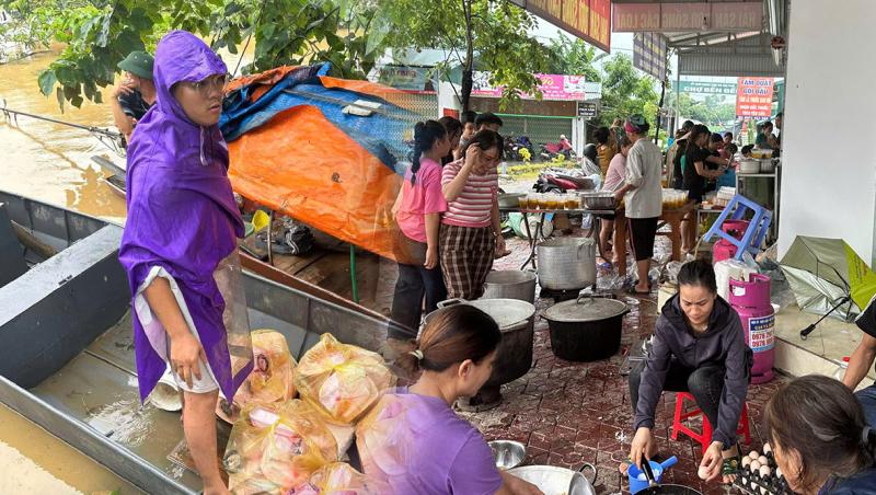 Ấm lòng cả xóm chung tay nấu hàng trăm suất ăn gửi bà con vùng lũ lụt