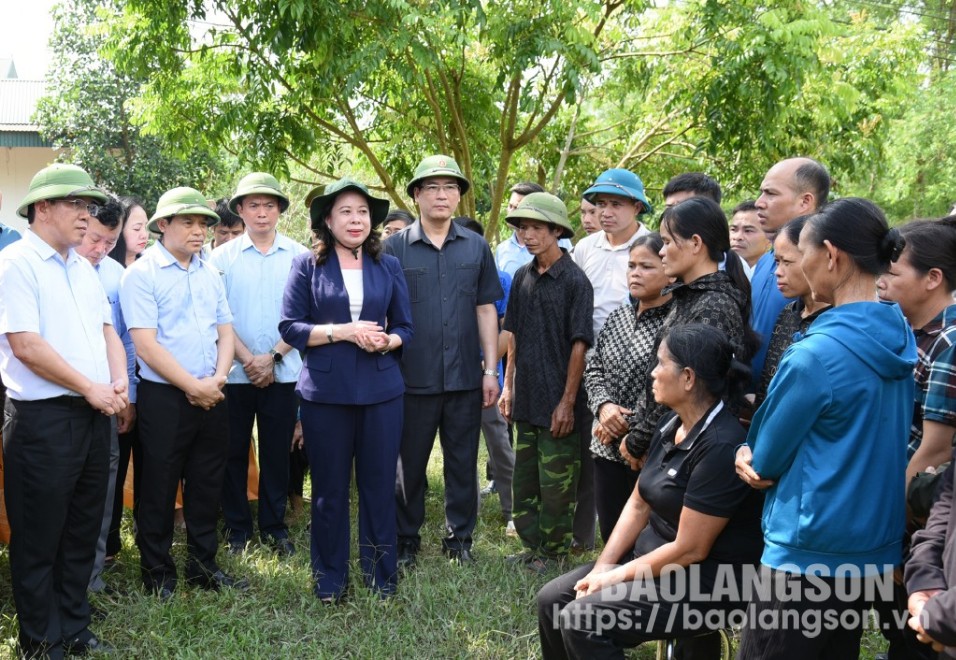 Phó Chủ tịch nước Võ Thị Ánh Xuân và các đồng chí lãnh đạo tỉnh Lạng Sơn thăm hỏi, động viên người dân 2 xã Yên Bình, Hòa Bình, huyện Hữu Lũng