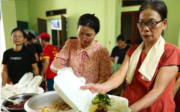 Ấm áp tình người với bếp ăn tình nguyện của vợ chồng thương binh ở Yên Bái