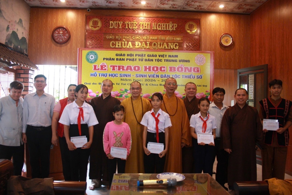 Bình Định: Lễ trao học bổng cho các Em học sinh đồng bào Phật tử dân tộc dân tộc Ba Na & H'Rê