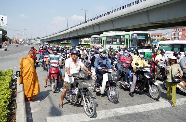 Sư khất thực thật - giả khó phân