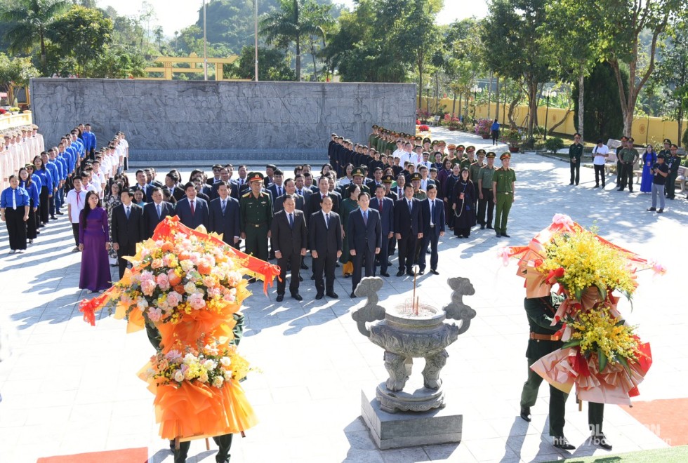 Đoàn đại biểu của tỉnh Lạng Sơn và huyện Văn Lãng làm lễ dâng hoa tại Khu Tưởng niệm đồng chí Hoàng Văn Thụ (huyện Văn Lãng)