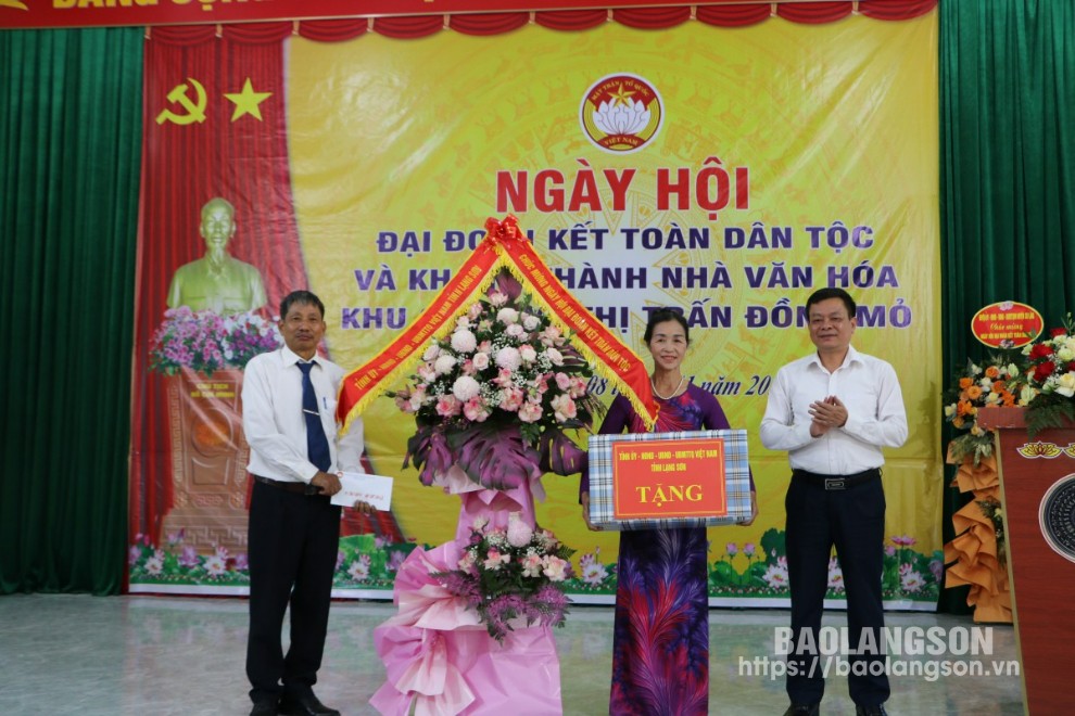 Đồng chí Nguyễn Quốc Khánh, Trưởng Ban Dân vận Tỉnh ủy (ngoài cùng bên phải) tặng hoa chúc mừng ngày hội