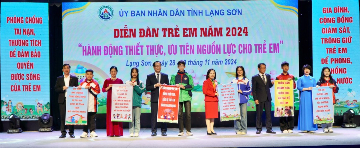 Trẻ em trao khuyến nghị thông điệp của diễn đàn cho các đồng chí lãnh đạo tỉnh và lãnh đạo các ngành liên quan.