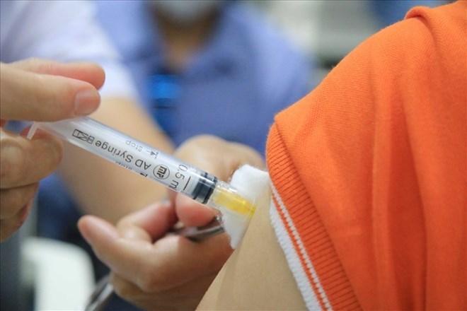 Tiêm vaccine phòng cúm. Ảnh: Hạ Mây.