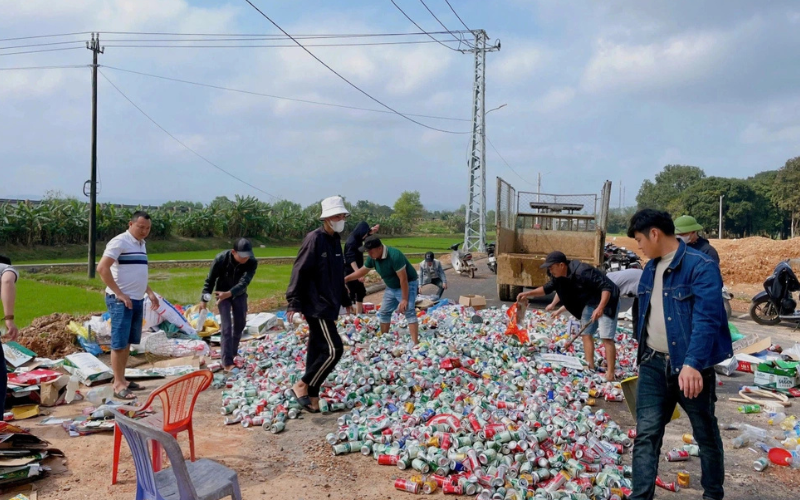 Hàng chục thanh niên xin vỏ lon sau Tết bán để giúp đỡ trẻ em nghèo