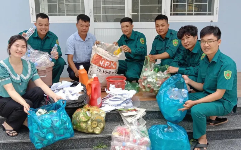 Thu gom ve chai giấy vụn đổi bữa ăn miễn phí cho trẻ nghèo miền núi