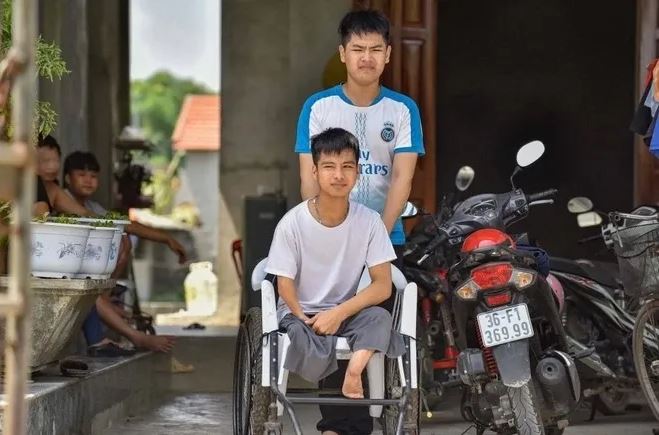 Chàng trai “10 năm được bạn cõng đến trường” tốt nghiệp loại giỏi Bách khoa Hà Nội