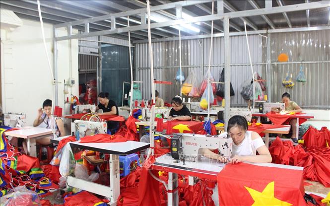 Những thôn làng Hà Nội thắm đỏ sắc cờ Tổ quốc