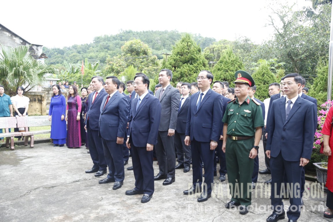 Đoàn đại biểu tham gia lễ dâng hương tại Nhà lưu niệm đồng chí Lương Văn Tri