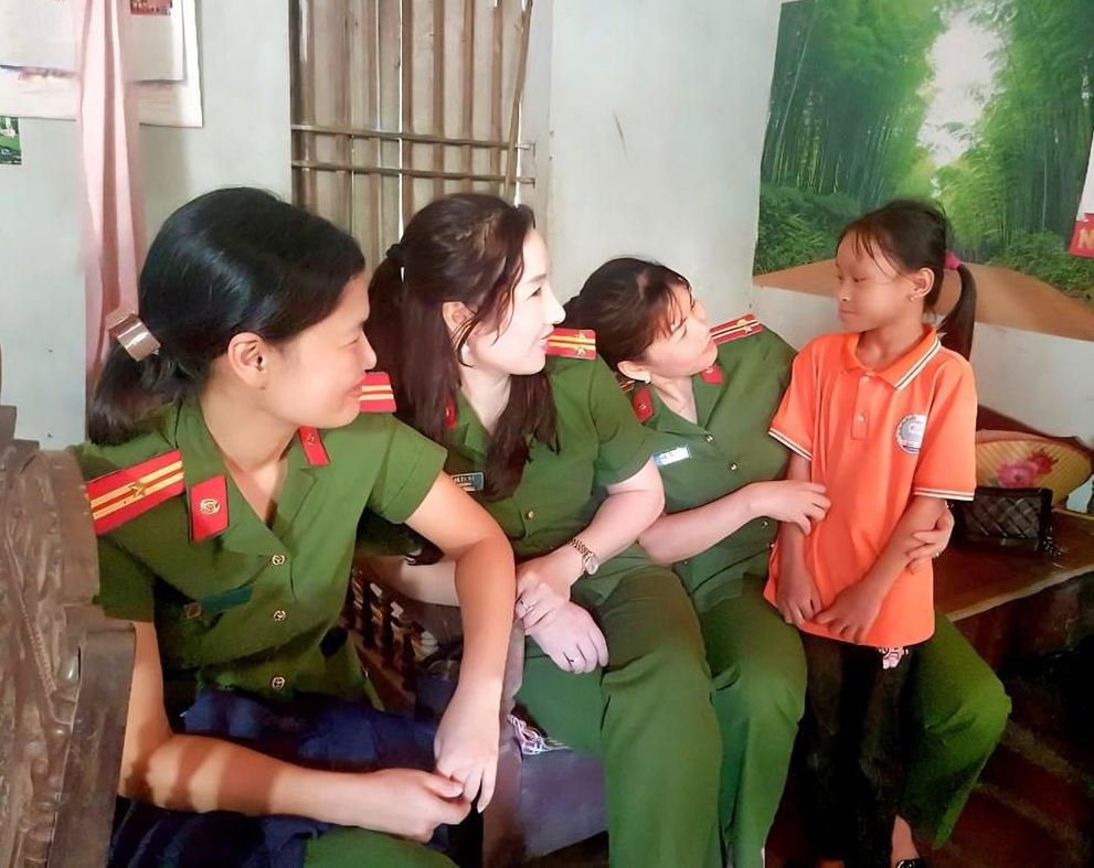 Những 'người mẹ sắc phục' nuôi dưỡng ước mơ trẻ mồ côi