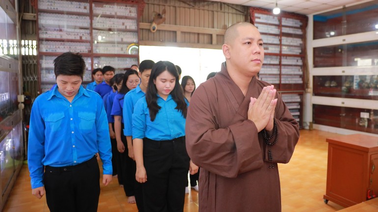 Phút mặc niệm tưởng nhớ các anh hùng, liệt sĩ đã hy sinh đang được phụng thờ tại chùa Diệu Pháp (P.Bình Lợi Trung, TP.HCM).
