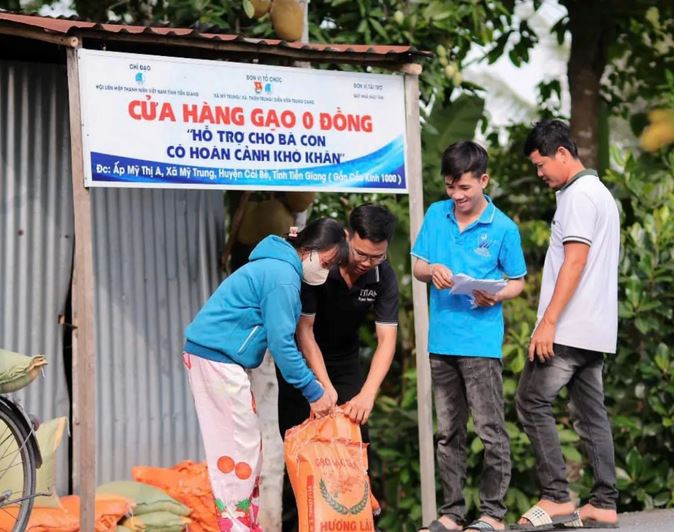 Chàng trai miền Tây đêm đêm “bán nụ cười” để làm thiện nguyện
