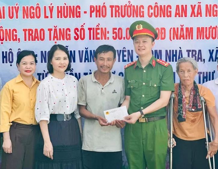 Phó trưởng công an xã ở Nghệ An quyên tiền xây tặng 2 căn nhà kiên cố giúp gia đình nghèo có chỗ ở ấm cúng