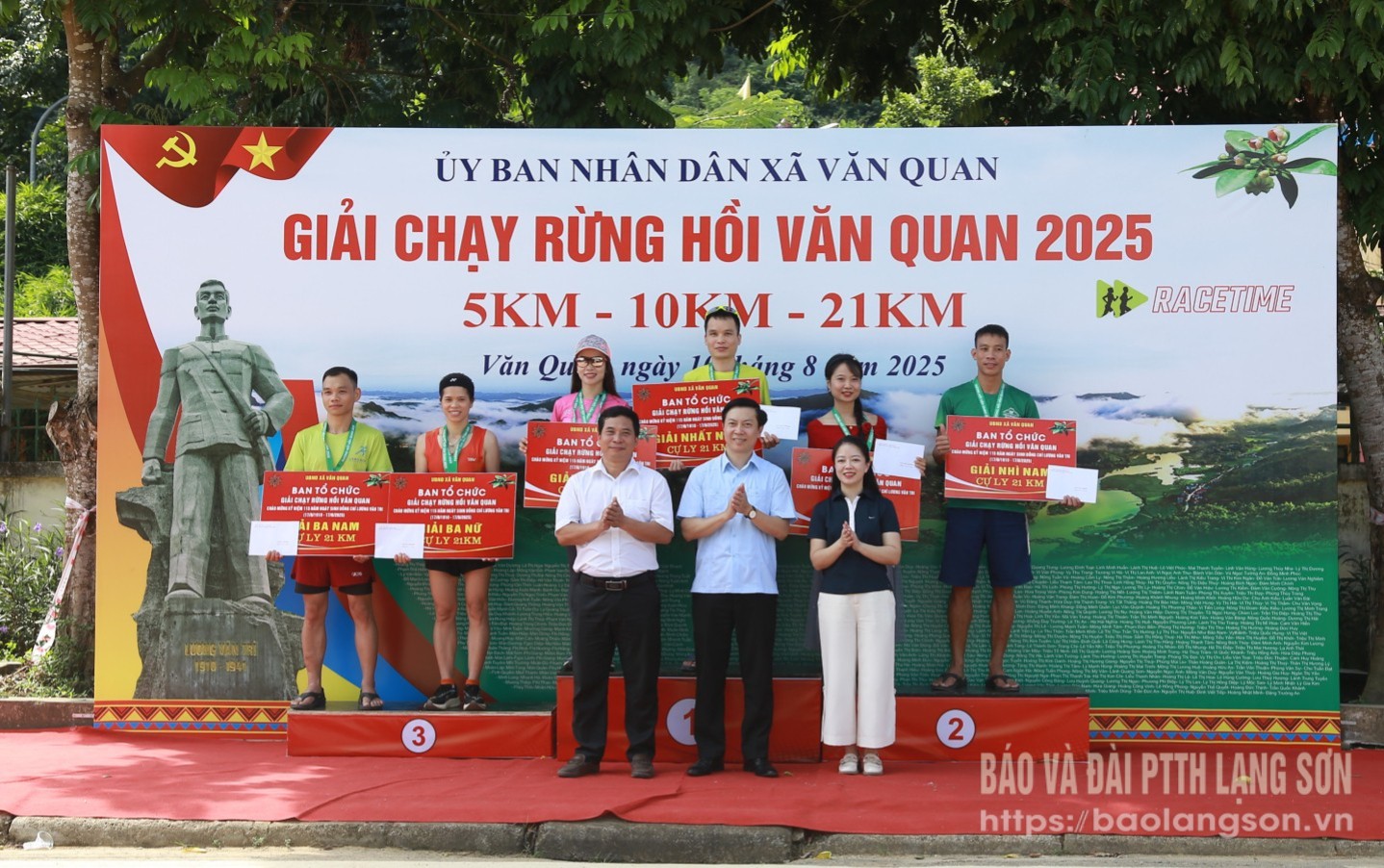 Đồng chí Nguyễn Hoàng Tùng, Ủy viên Ban Thường vụ Tỉnh ủy, Chủ tịch Ủy ban MTTQ Việt Nam tỉnh và lãnh đạo xã Văn Quan trao giải cho các vận động viên có thành tích xuất sắc ở cự ly 21km nam, nữ