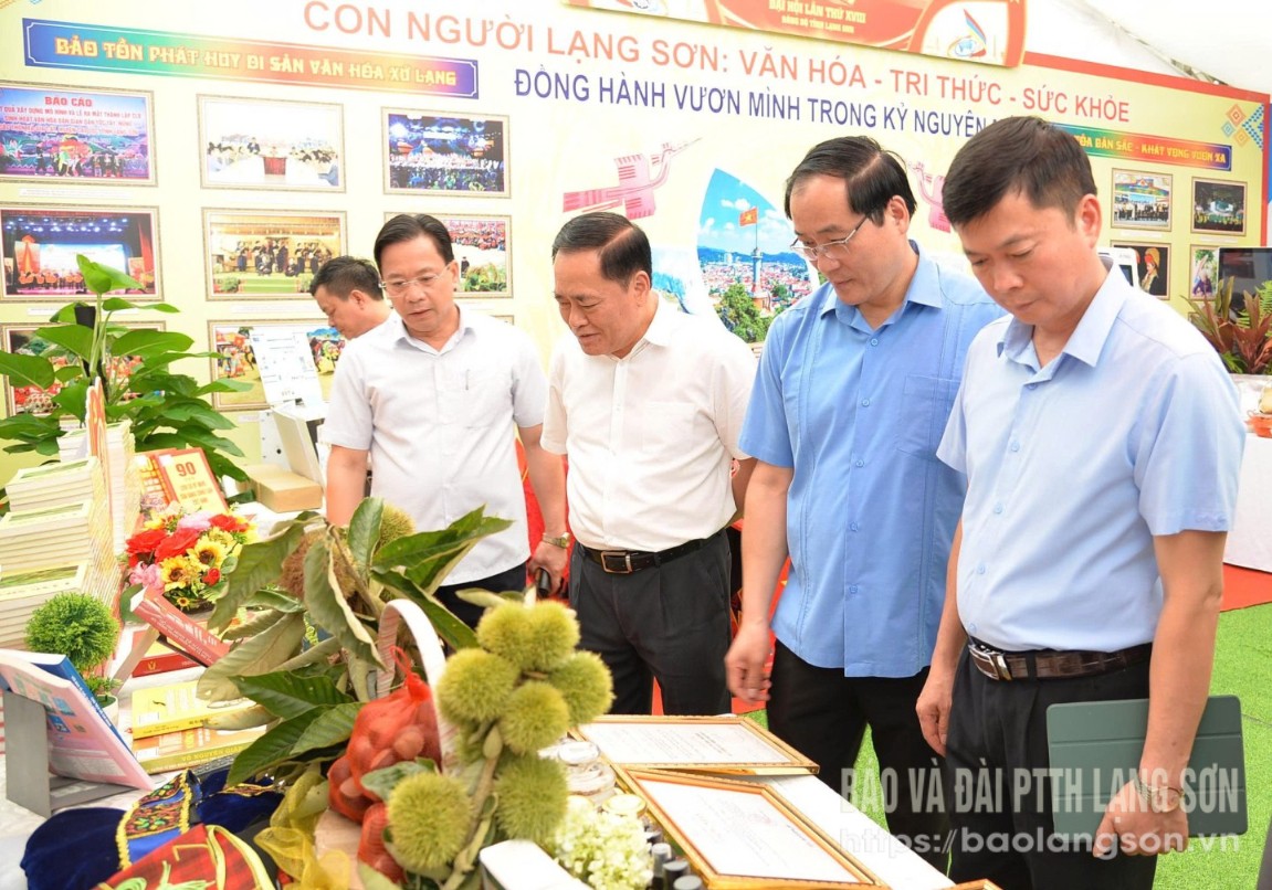 Các đồng chí lãnh đạo tỉnh kiểm tra Triển lãm một số thành tựu phát triển kinh tế - xã hội giai đoạn 2020 - 2025 z7037968580239,1c7378561a2c4e2c616de7ab43fc7247,16484022.jpg