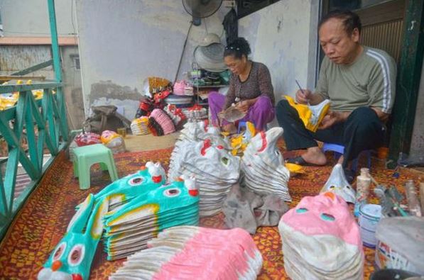 Vợ chồng ông Hòa - bà Lan là những nghệ nhân còn trụ lại với nghề làm mặt nạ giấy bồi.