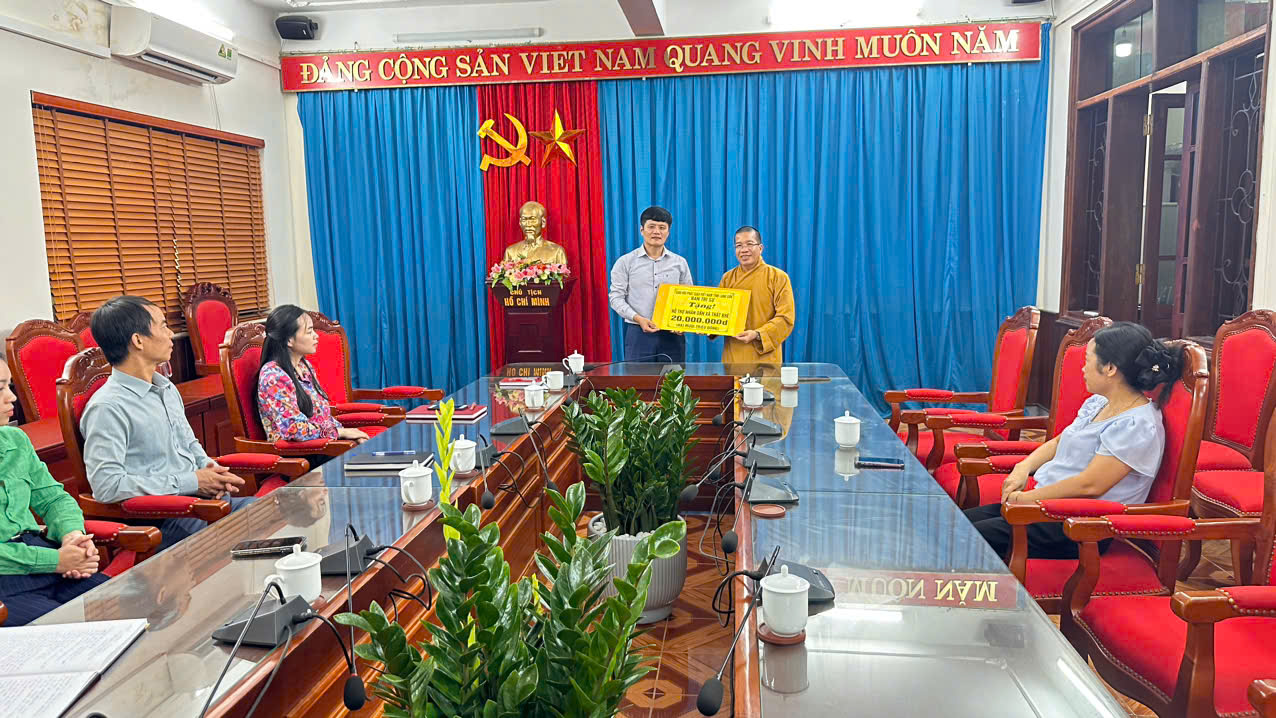 Ban Trị sự Phật giáo tỉnh trao tặng quà cho người dân xã Thất Khê bị ảnh hưởng do bão số 11