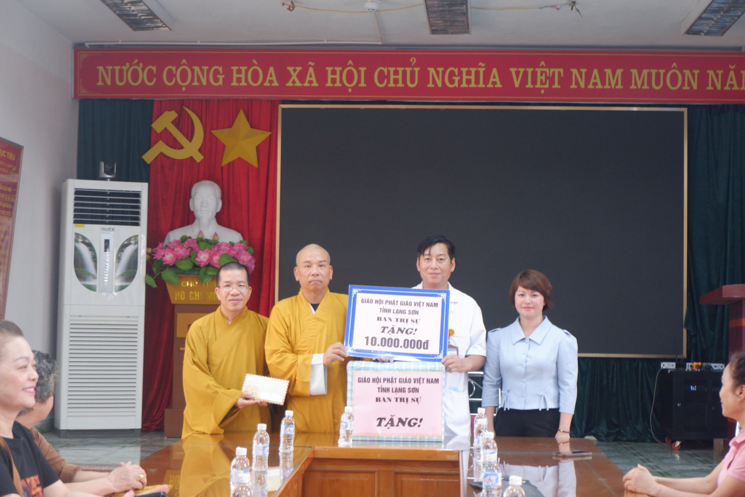 Lạng Sơn: Ban Trị sự Phật giáo tỉnh trao tặng quà cho các gia đình bị ảnh hưởng do bão số 11