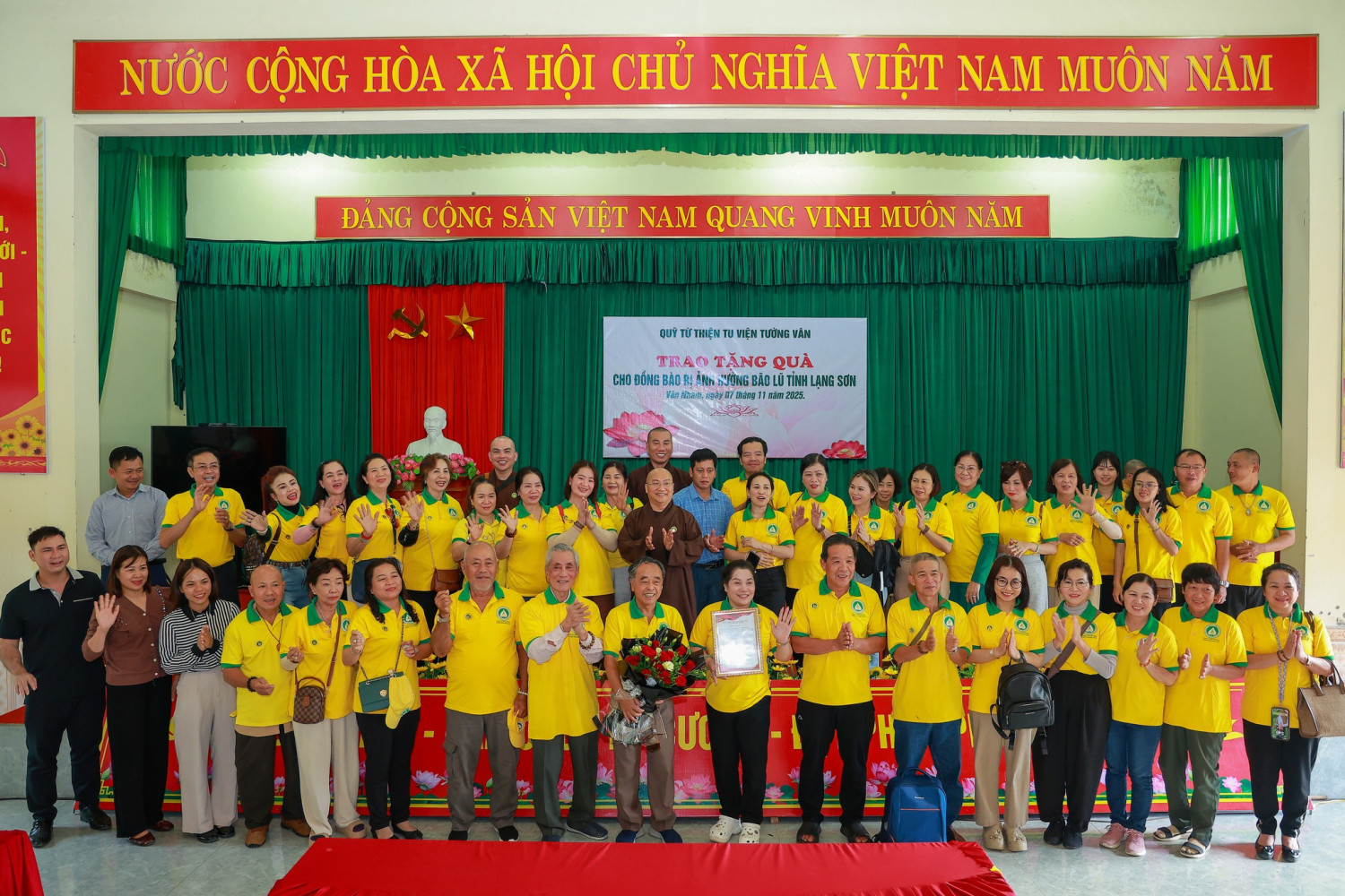 Quỹ Từ thiện Tu viện Tường Vân thăm và tặng quà tại Lạng Sơn