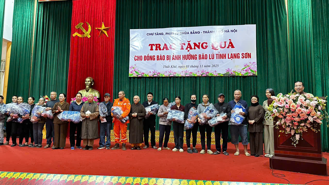 Lạng Sơn: Chư Tăng Phật tử chùa Bằng và Chư tăng Thiền viện Trúc Lâm thăm và tặng quà cho các gia đình bị ảnh hưởng do bão số 11