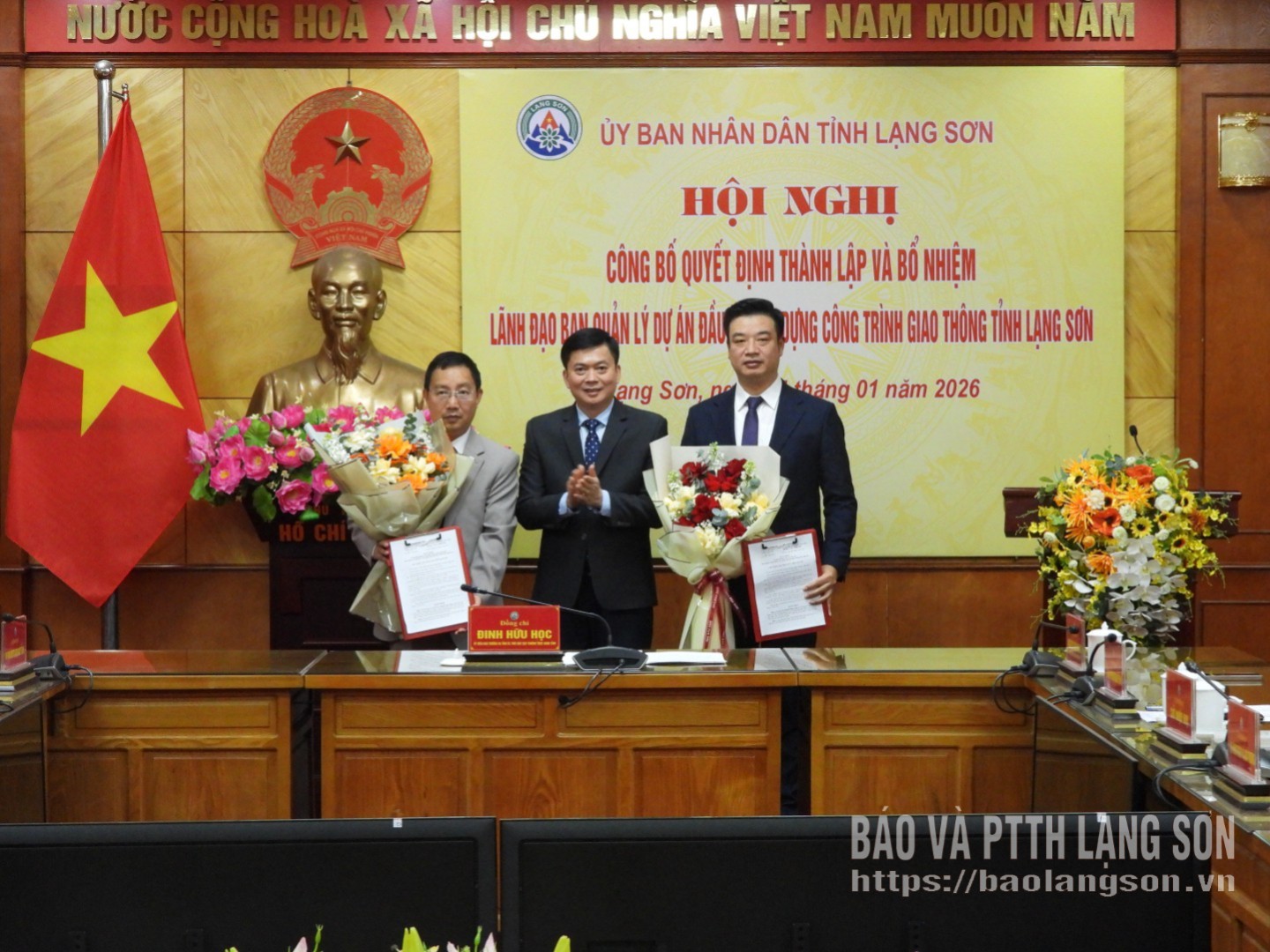 Đồng chí Đinh Hữu Học, Phó Chủ tịch Thường trực UBND tỉnh trao quyết định và tặng hoa chúc mừng các đồng chí được bổ nhiệm, điều động