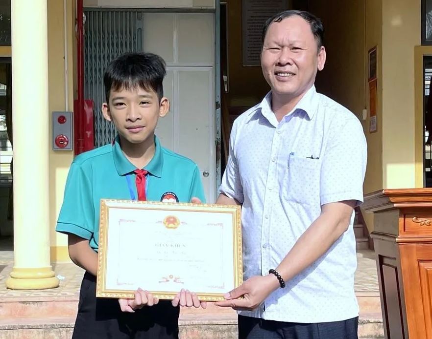 Tuyên dương học sinh trả lại chiếc ví chứa 23 triệu đồng cho người đánh rơi