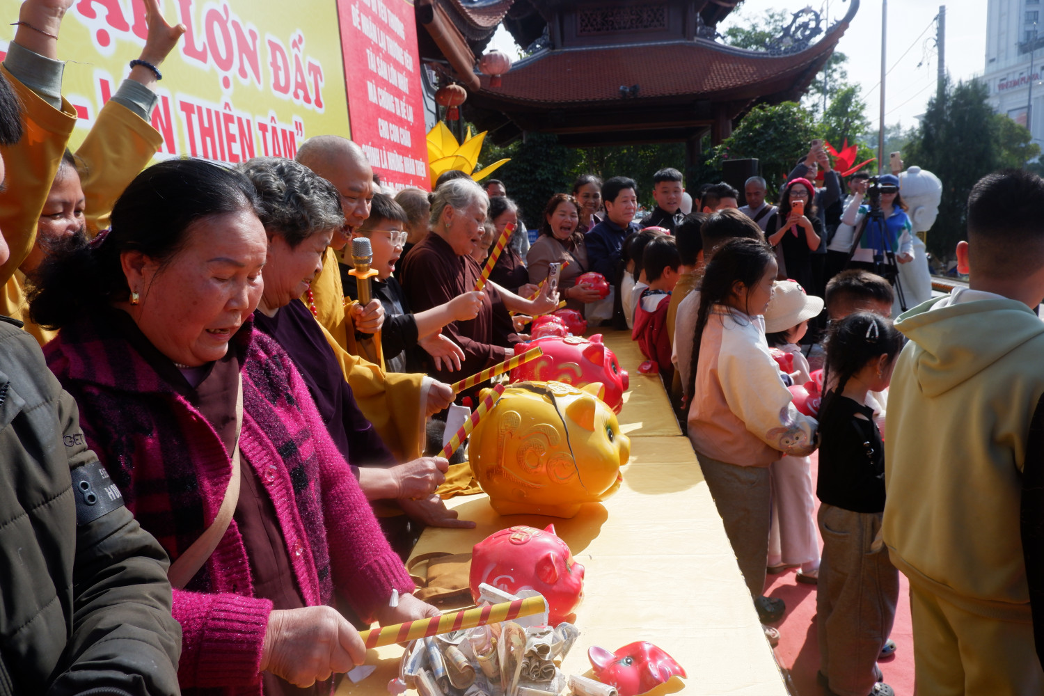 Lạng Sơn: Ngày hội đập lợn đất tại chùa Thành