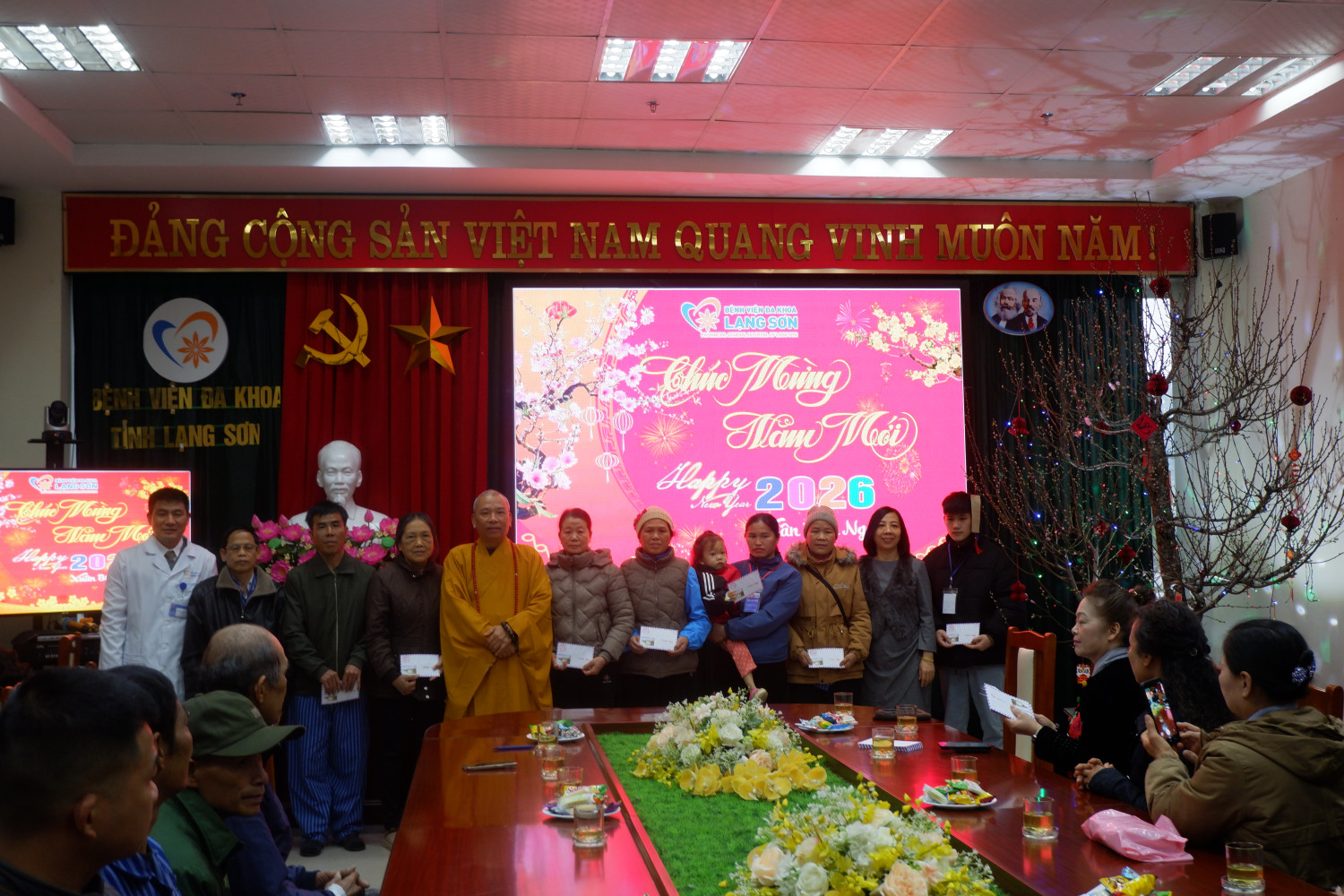 Lạng Sơn: Ban Trị sự Phật giáo tỉnh tặng quà Tết tại Bệnh viện Đa khoa tỉnh