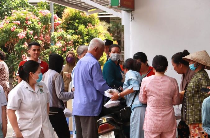 Bán vé số kiếm từng đồng nhưng người đàn ông ngày nào cũng mang cơm vào bệnh viện phát cho những bệnh nhân khó khăn