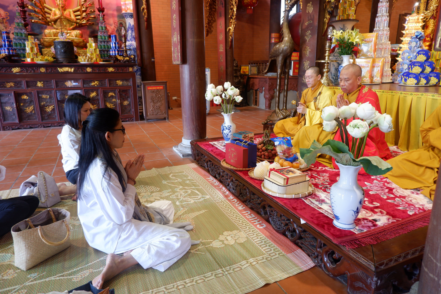 Đại sứ đặc mệnh toàn quyền Vương quốc Thái Lan tại Việt Nam đến thăm, dâng hương lễ Phật tại chùa Thành